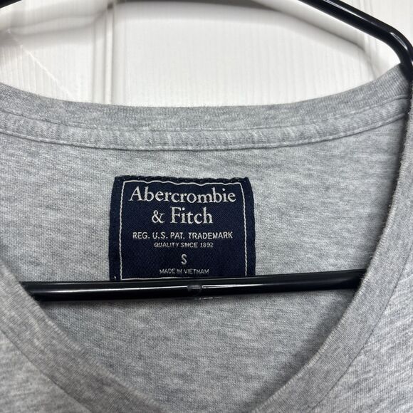 2010s Abercrombie & Fitch Small Gray V-Neck Tee Shirt Red Moose Logo Cotton Top - Picture 2 of 7